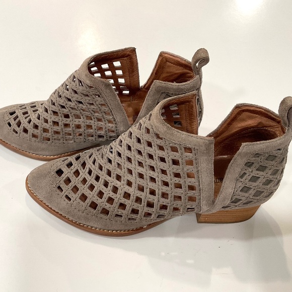 JEFFREY CAMPBELL Taggart Ankle Booties Taupe Suede Size 7.5 Excellent Condition - Picture 4 of 13